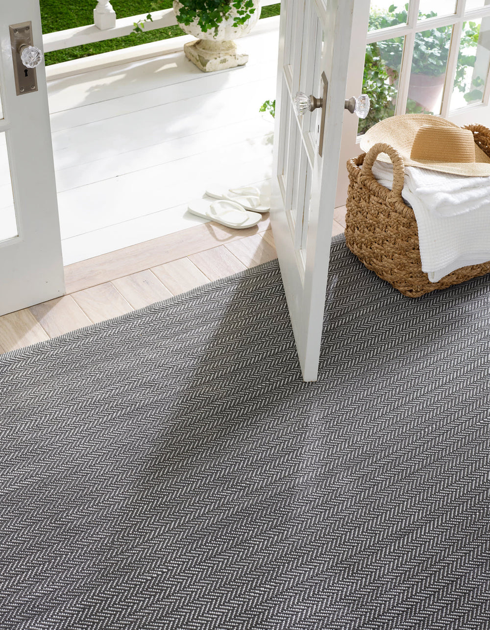 Herringbone Handwoven Indoor/Outdoor Rug | Shale/White