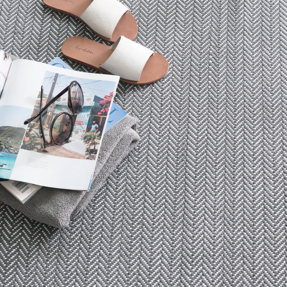 Herringbone Handwoven Indoor/Outdoor Rug | Shale/White